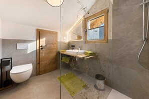 Dusche, Haartrockner, Handtücher