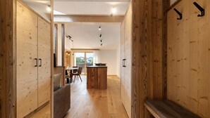 Un intérieur moderne avec des meubles en bois, un canapé et un coin repas.