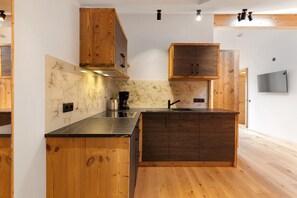 Fridge, stovetop, dishwasher, coffee/tea maker