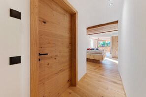 Interior - Studio Apartment 'Gardena' with Mountain View, Shared Garden and Wi-Fi (Fié allo Sciliar)