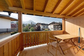 Outdoor dining - Studio Apartment 'Gardena' with Mountain View, Shared Garden and Wi-Fi (Fié allo Sciliar)