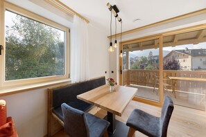 Dining - Studio Apartment 'Gardena' with Mountain View, Shared Garden and Wi-Fi (Fié allo Sciliar)