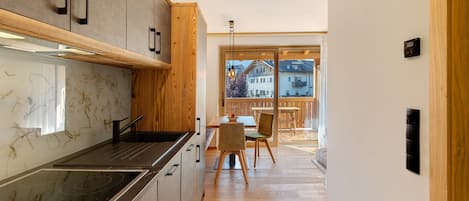 Fridge, stovetop, dishwasher, coffee/tea maker