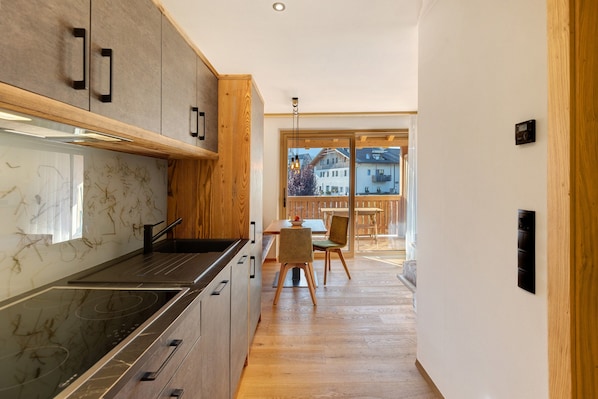 Fridge, stovetop, dishwasher, coffee/tea maker