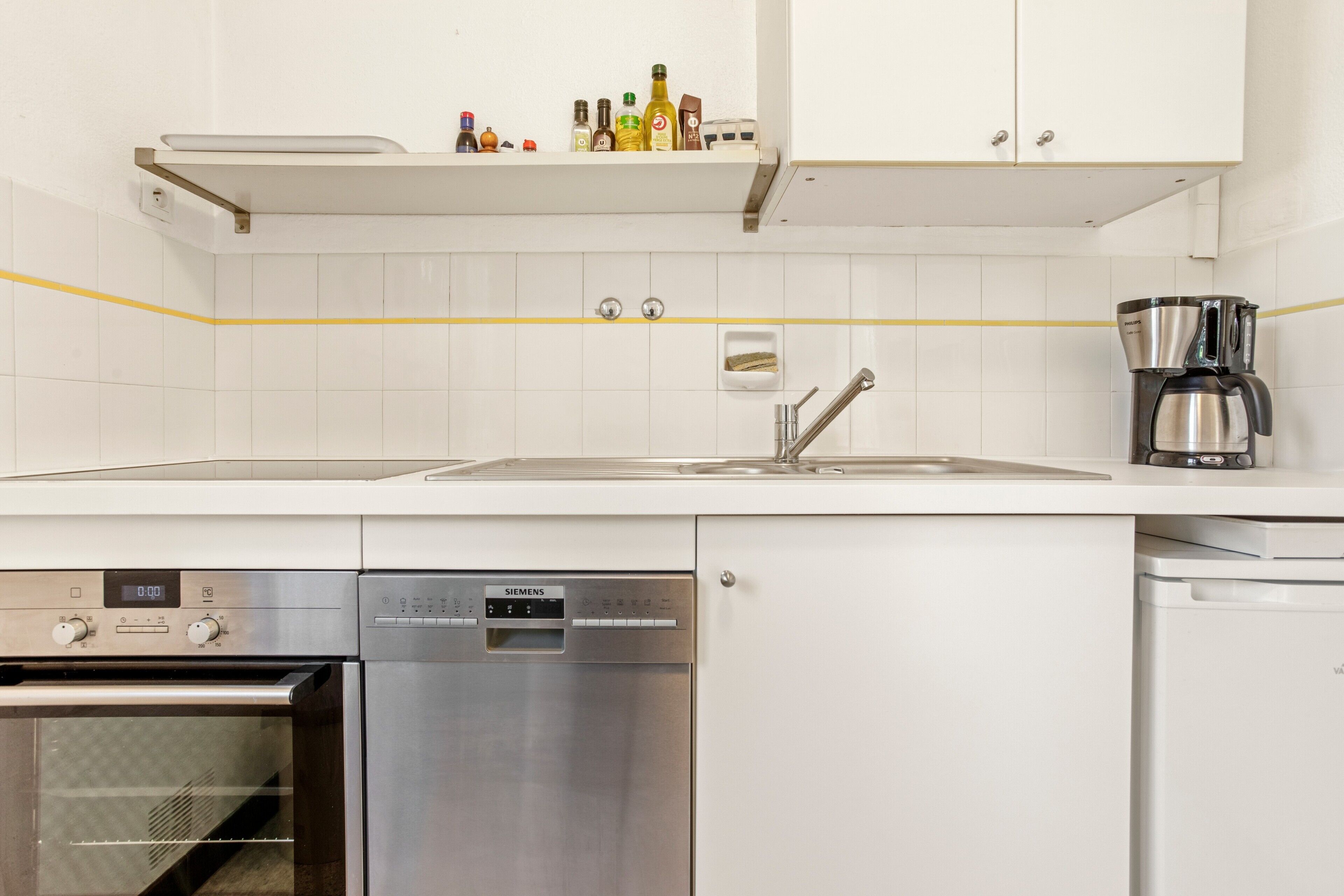 Kylskåp, ugn, spishäll och diskmaskin