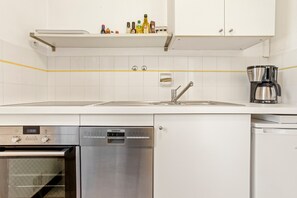 Frigorífico, horno, placa de cocina y lavavajillas