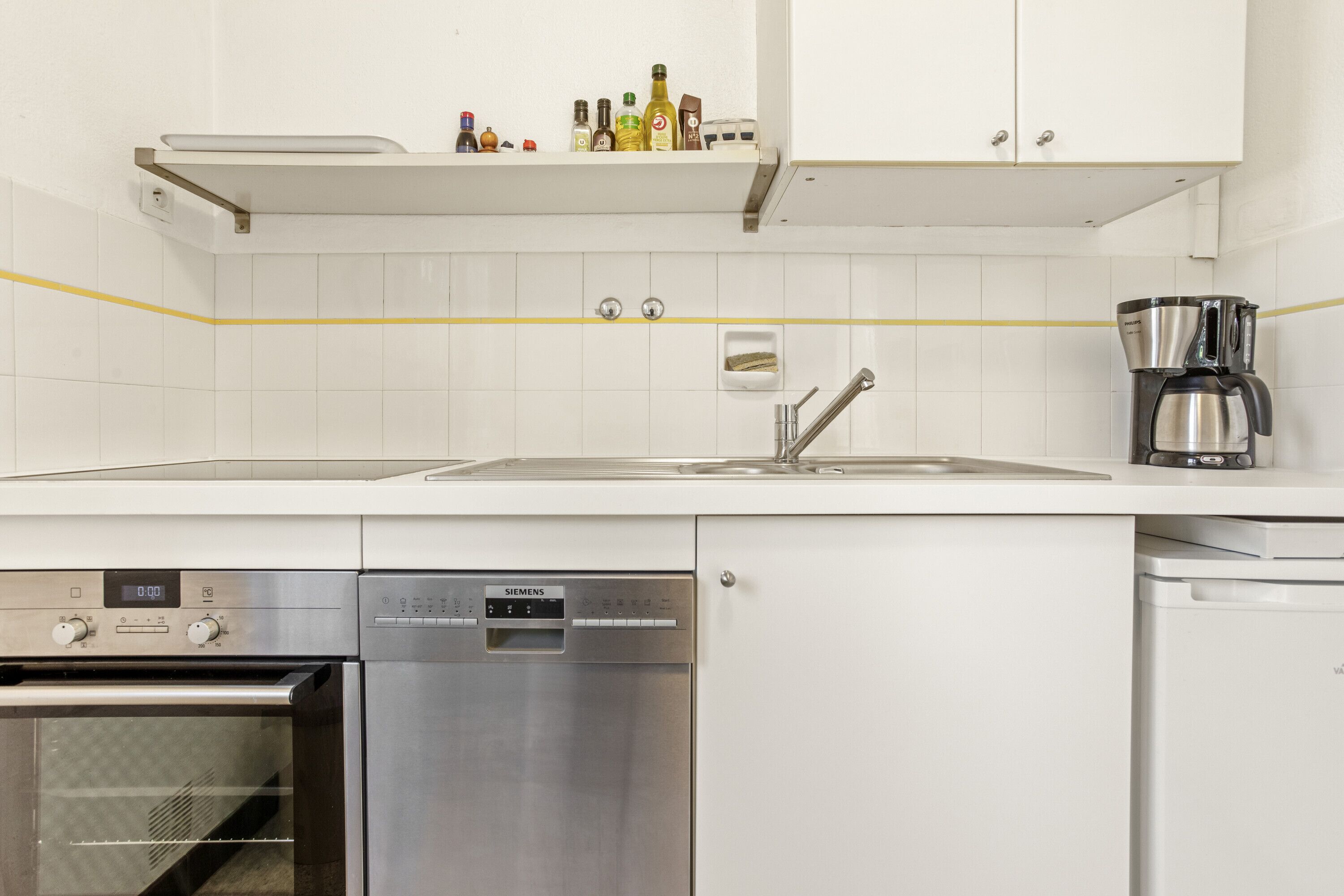 Een koelkast, een oven, een kookplaat, een vaatwasser