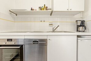 Réfrigérateur, four, plaque de cuisson, lave-vaisselle