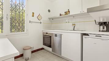 Een koelkast, een oven, een kookplaat, een vaatwasser