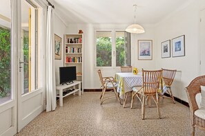 Dining - Apartment “Villa Dorène” with Private Terrace, Wi-Fi and Air Conditioning (Fréjus)