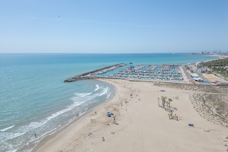 Ubicación cercana a la playa. Apartamento 'Lopimar Segrelles' con terraza privada, Wi-Fi y aire acondicionado