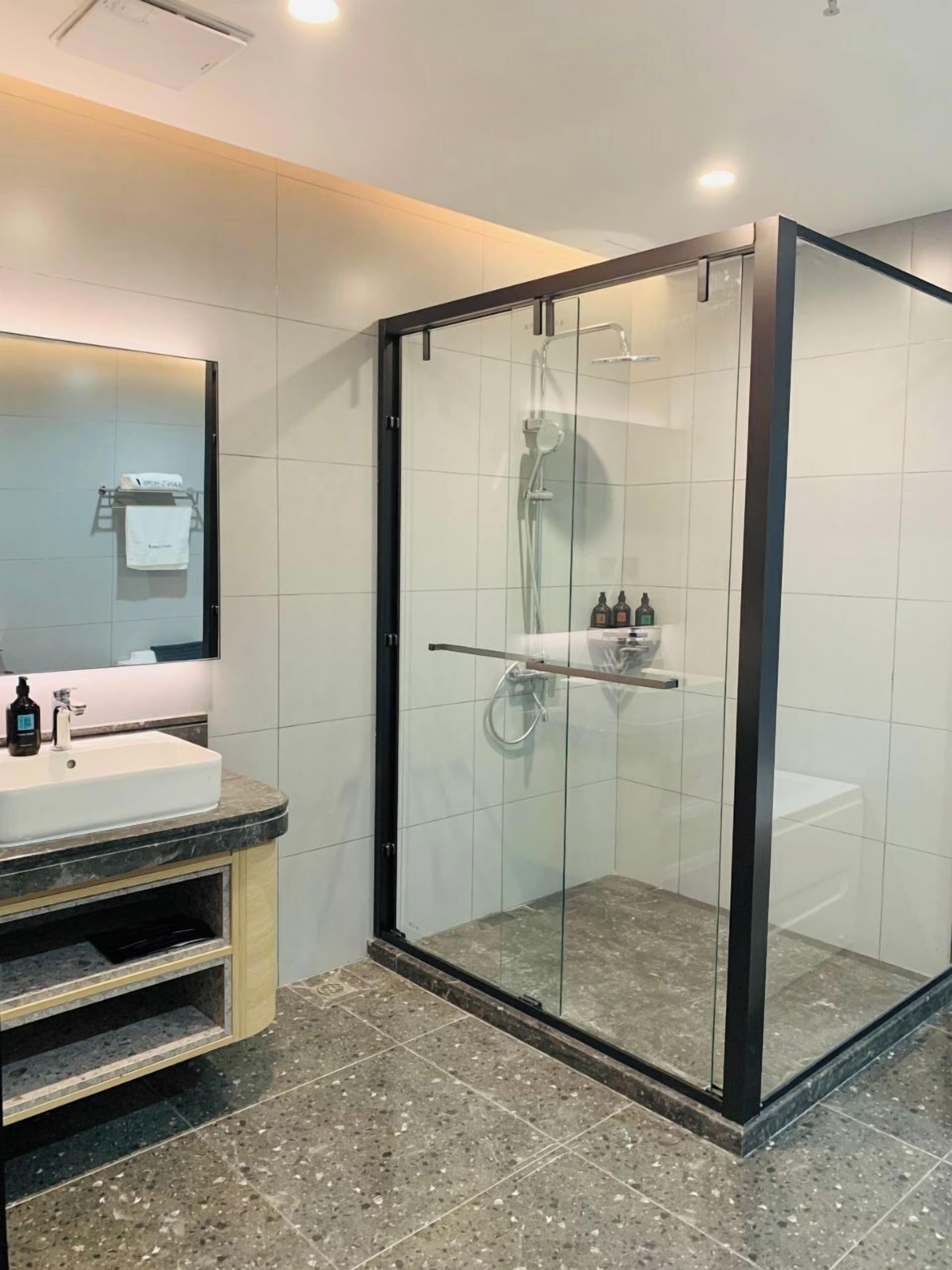 Presidential Suite, 2 Bedrooms, Balcony, City View | Bathroom | Slippers, towels, soap, shampoo
