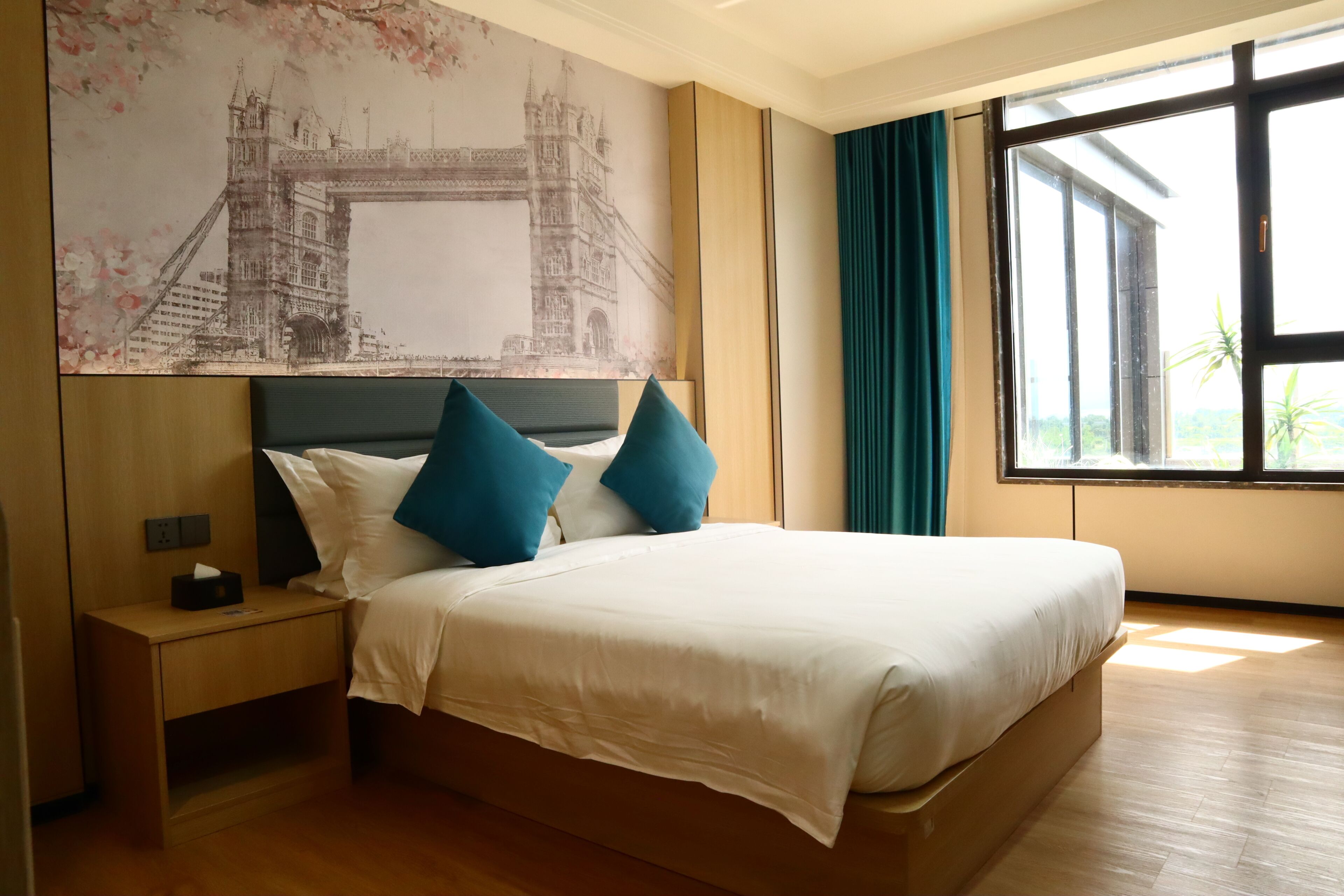 Deluxe Room, 1 Double Bed, City View | Laptop workspace, soundproofing, WiFi (free)