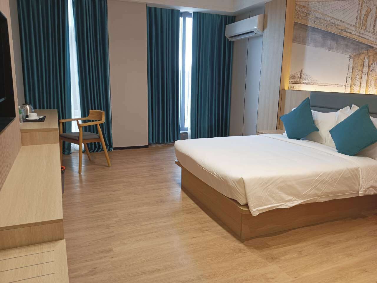 Habitación ejecutiva, 1 cama Queen size, balcón, vista a la ciudad | Espacio para trabajar con laptop, insonorización y wifi gratis 