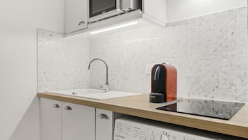 Réfrigérateur, micro-ondes, plaque de cuisson, cafetiÚre/bouilloire