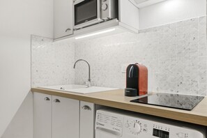 Frigorífico, microondas, placa de cocina y cafetera o tetera