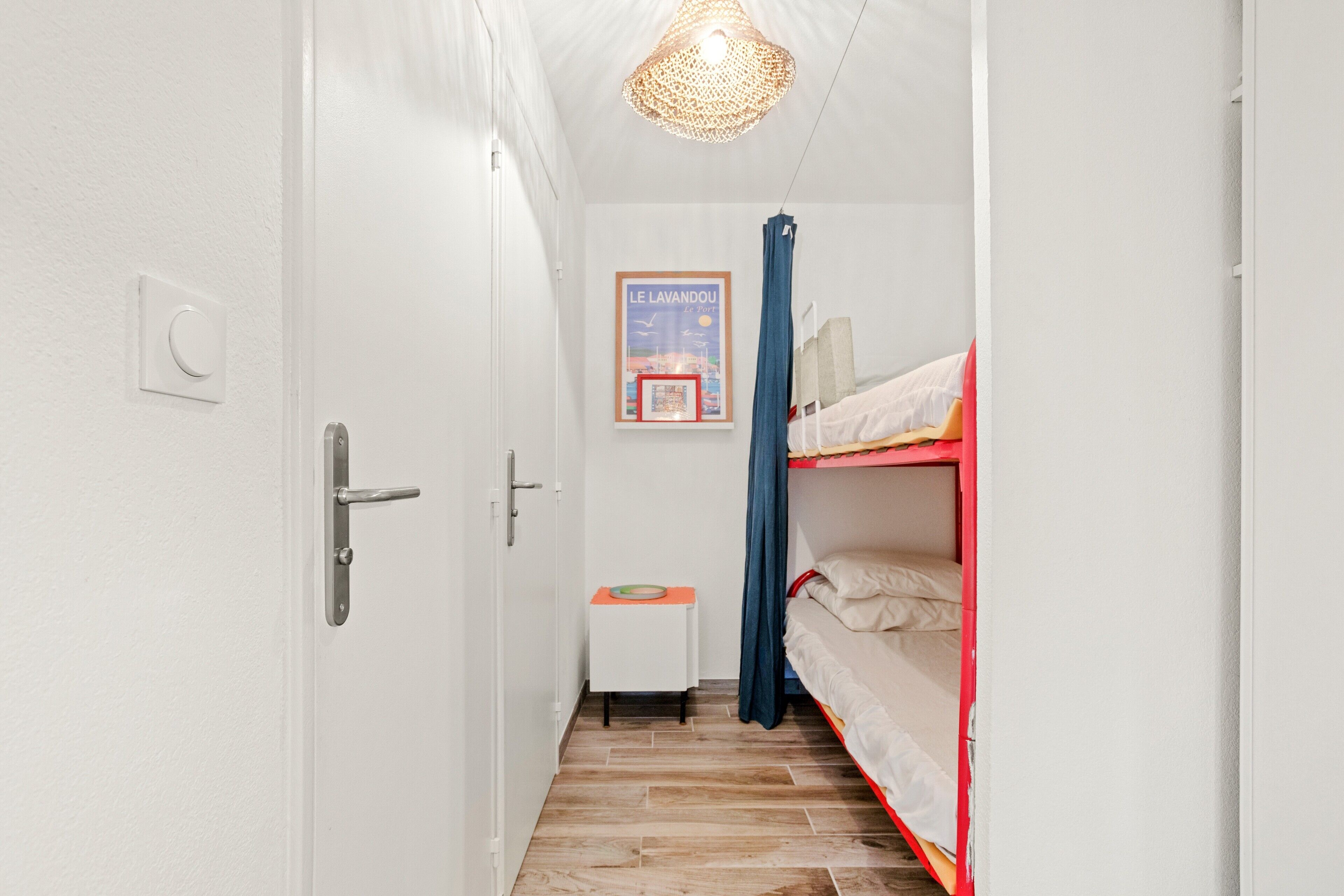 Iron/ironing board, bed sheets