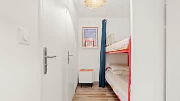 Iron/ironing board, bed sheets