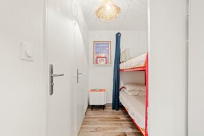 Een strijkplank/strijkijzer, beddengoed