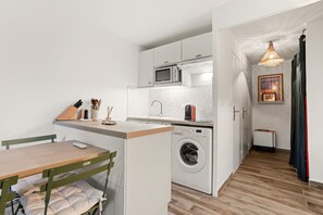 Fridge, microwave, stovetop, coffee/tea maker
