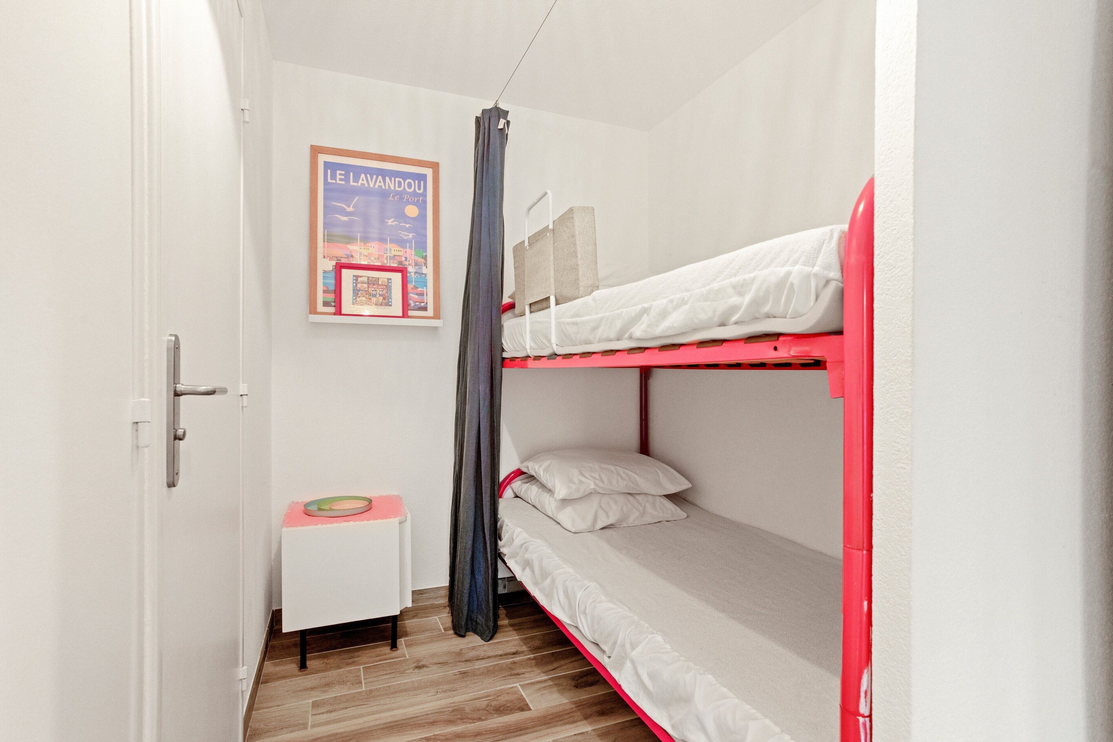 Iron/ironing board, bed sheets