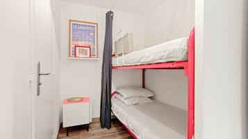 Iron/ironing board, bed sheets