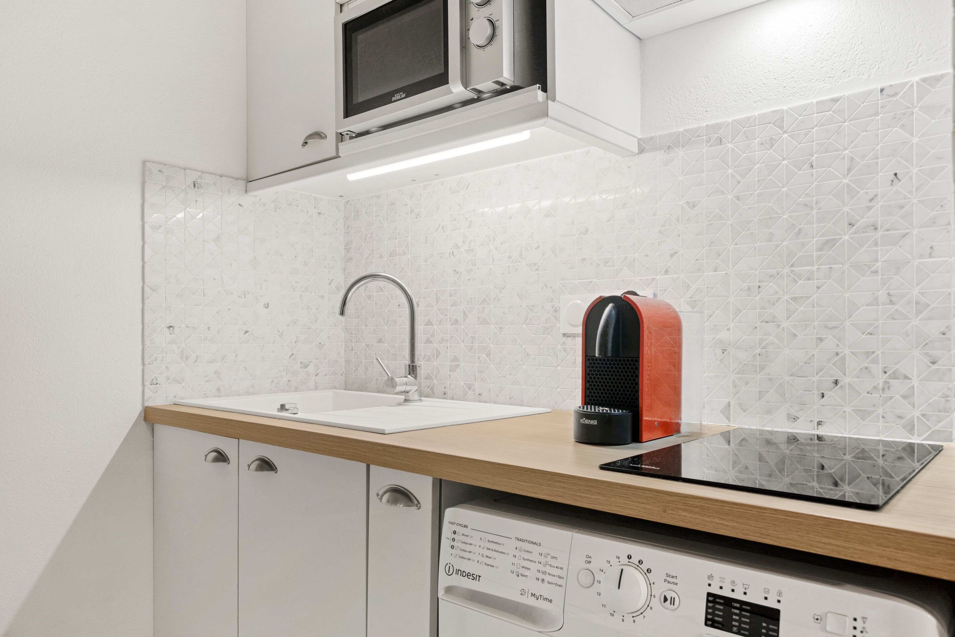 Refrigerador, microondas, parrilla de estufa y cafetera y tetera 