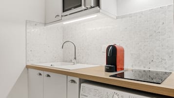 Refrigerador, microondas, parrilla de estufa y cafetera y tetera