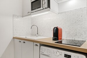 Een koelkast, een magnetron, een kookplaat