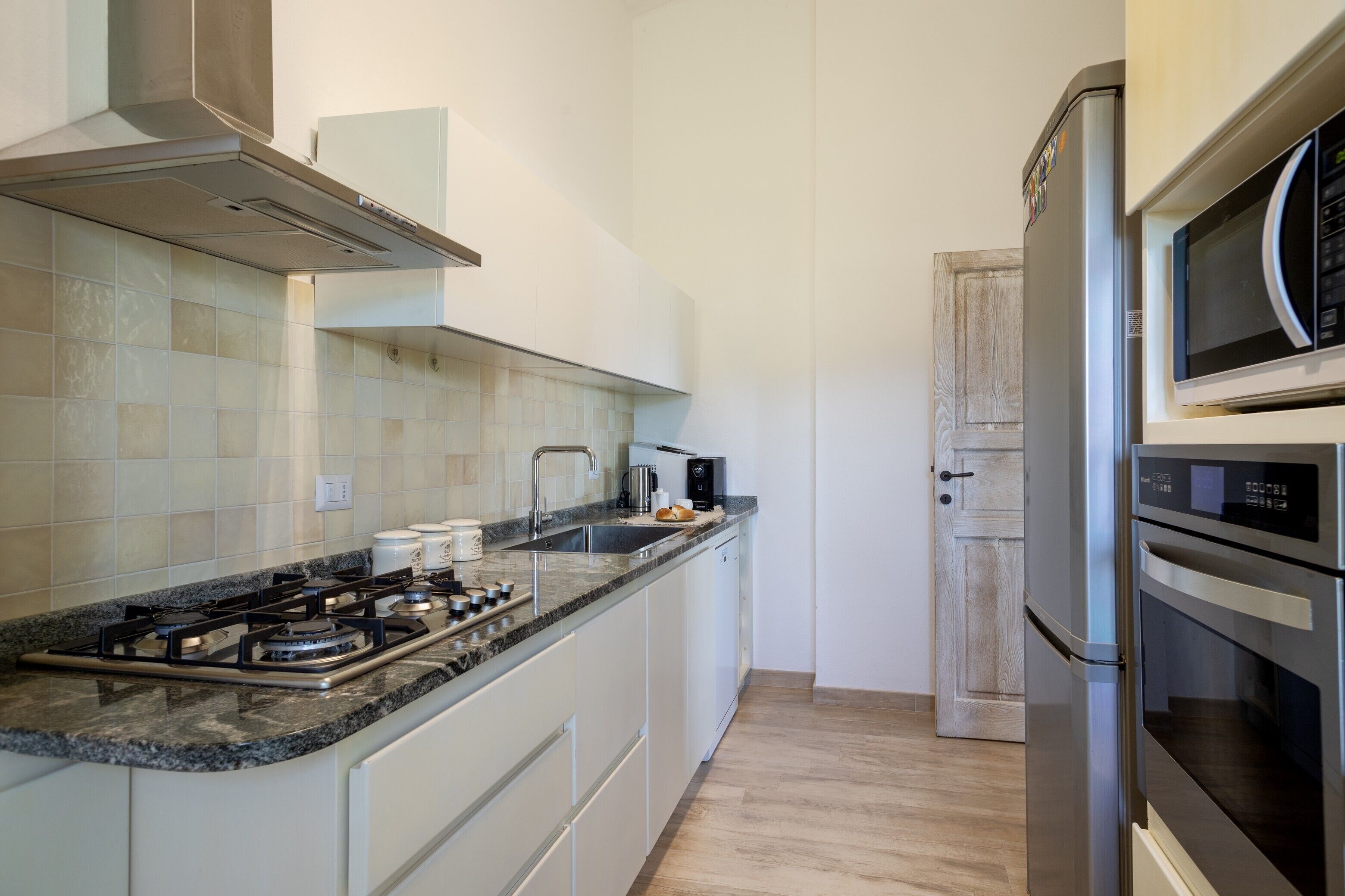 Fridge, oven, stovetop, dishwasher