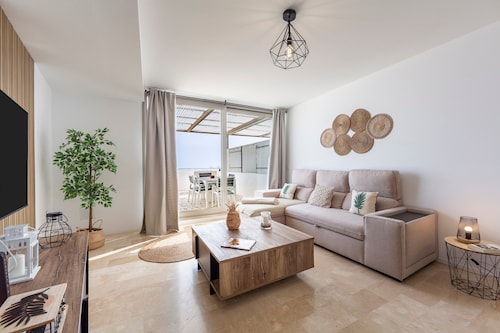 Apartamento 'Duplex De Lujo' con vistas al mar, piscina compartida y aire acondicionado.
