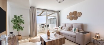 Apartamento 'Duplex De Lujo' con vistas al mar, piscina compartida y aire acondicionado.