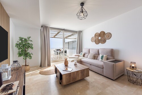 Apartamento 'Duplex De Lujo' con vistas al mar, piscina compartida y aire acondicionado.