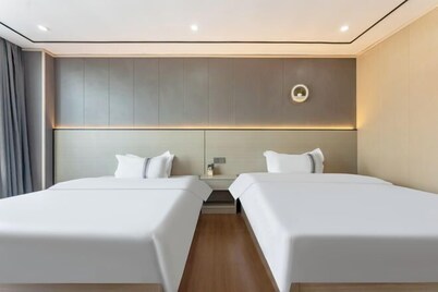 Nanchang Yiman Hotel (Qingshan Lake Wanda Plaza store)