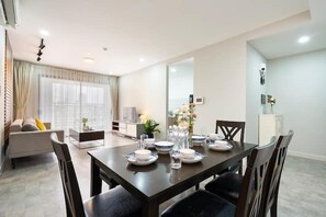 Căn hộ Superior, 3 phòng ngủ, bếp, quang cảnh thành phố | Khu vực ăn uống tại phòng