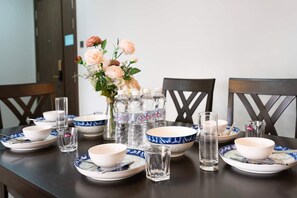Appartement Supérieur, 3 chambres, cuisine, vue ville | Restauration dans la chambre