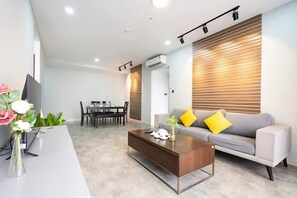 Appartement Élite, 3 chambres, 2 salles de bains, vue ville | Coin séjour | Télévision de 35 pouces avec chaînes par câble
