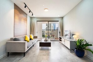 Appartement Supérieur, 3 chambres, cuisine, vue ville | Coin séjour | Télévision de 35 pouces avec chaînes par câble