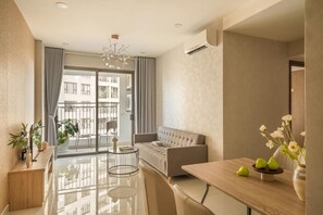Căn hộ Superior, 2 phòng ngủ, bếp, quang cảnh thành phố | Khu phòng khách | TV 35-inch có truyền hình cáp