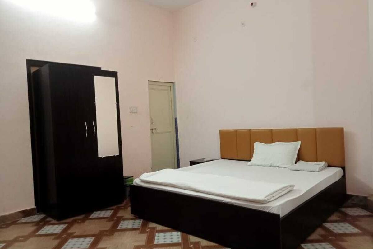 Une chambre à coucher avec un lit, une armoire et une porte.