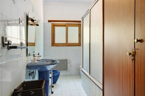 Chuveiro, secador de cabelo, toalhas de banho 