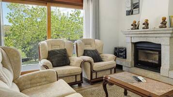 Een televisie en een open haard