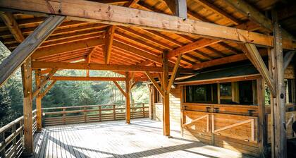 Maison dans les arbres 'Lodge En Pleine Foret Domaniale' (en anglais)