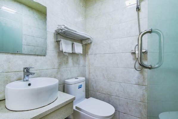 A bathroom with a sink, toilet, and shower. - Tianjin Liansong Hotel (Tianjin)