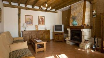 Een televisie, een open haard, een dvd-speler en een stereo