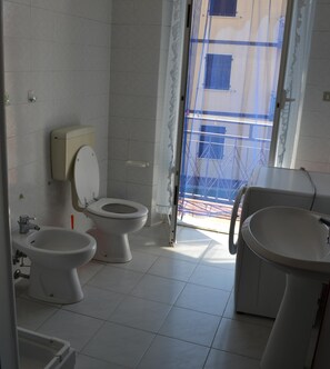 Een douche, handdoeken