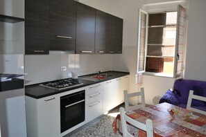 Frigorifero, microonde, piano cottura, pentole/stoviglie/utensili