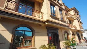 Un immeuble à plusieurs étages doté d’un balcon orné de rampes en métal ouvragé.