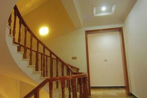 A wooden staircase with a handrail leading to a door at the top. - Zhujiajian Island Time Homestay (Zhoushan)