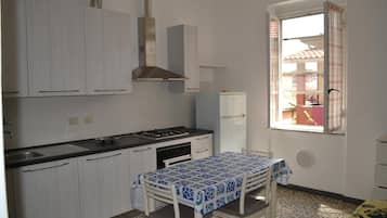 Een koelkast, een microgolfoven, een kookplaat